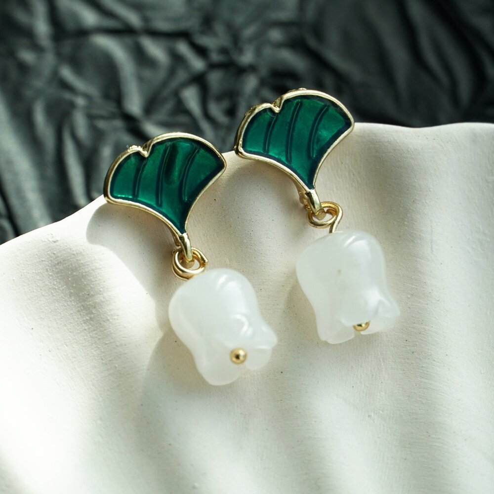 New Handmade white jade lily of the valley earrings